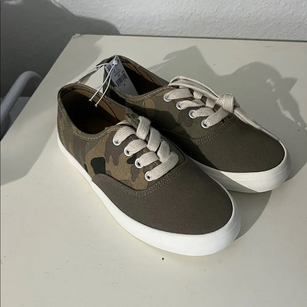 New Old Navy Canvas Shoes Boys Girls Size 2 Camo Camouflage NWT